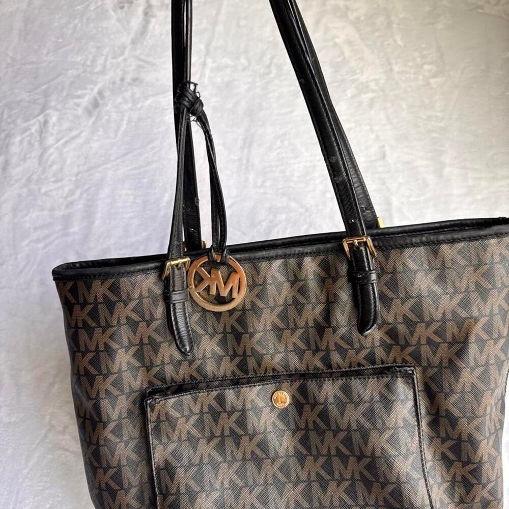 Michael Kors Jet Set Top Zip Tote in Signature Monogram